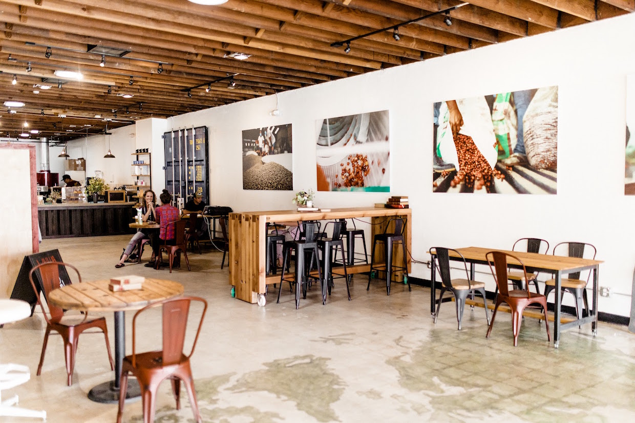  OB Beans ocean beach "width =" 1240 "height =" 827 "/> </p>
<p> Ces éléments sont visibles pour les clients qui déposent pour le café ou pour la glace de rasage hawaïenne de Wailua Shave Ice, une entreprise séparée partageant l'espace avec des haricots OB. </p>
<p> Le propriétaire principal de OB Beans, Mark Bell, exploite l'entreprise, qui a été fondée il y a environ deux ans en tant que société de torréfaction en ligne et en gros, avec trois partenaires: chef de ventes et marketing Ben Nease; Chef rôti et chef de production Ryan Bardelli; Et les relations internationales, Taylor Langstaff. Langstaff et Nease ont été amis depuis le collège, et l'amitié de Bardelli et Nease remonte au lycée. Bell a rencontré les trois personnes tout en travaillant à but non lucratif avec des organisations telles que Ride for Water, qui travaille à fournir de l'eau potable aux régions des pays en développement qui n'ont pas accès et à l'organisation de soutien à la jeunesse chrétienne Young Life. </p>
<p> <img decoding=