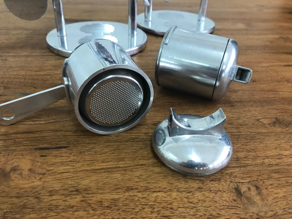  cafelat robot espresso maker "width =" 1024 "height =" 768 "/> </p>
<p>" Le principe général est le même que les nombreuses machines de cette époque ", fondateur et directeur général de Cafelat Paul Pratt a déclaré Daily Coffee News, ajoutant qu'un piston contrôlé par les poignées latérales pousse l'eau à travers du café dans un panier de filtre extra profond qui contient à la fois le café et l'eau. </p>
<p> Tous les dessins de Cafelat sont des produits de la L'esprit de l'ingénierie du café de Pratt, qui a monté au cours des dernières décennies dans l'industrie, du barista au propriétaire du café, du marchand d'équipement et du formateur à la grille en gros et maintenant fabricant d'équipement, en forgeant une connexion étroite à la société La Marzocco en cours de route. Un machiniste et restaurateur renommé de machines espresso vintage, la collection personnelle de Pratt a inclus plus de 50 machines éblouissantes au cours des années, y compris quelques douzaines de fêtes. </p>
<p> "Un moment d'eureka" Pour moi est venu quand j'utilisais un bébé Faema il y a plusieurs années. Je me suis transformé en un filtre portatif sans fond et il a transformé complètement la qualité de tir de «juste» en quelque chose de très bien », a déclaré Pratt. "Je me suis alors rendu compte que la gestion de la température était la clé pour que ces petits appareils puissent vraiment briller et faire un excellent café". </p>
<p> Cafelat s'est ensuite fixé pour réorganiser la conception passée pour une meilleure gestion de la température et en incorporant Système de protection portatif tout-en-un breveté. </p>
<p> <img decoding=