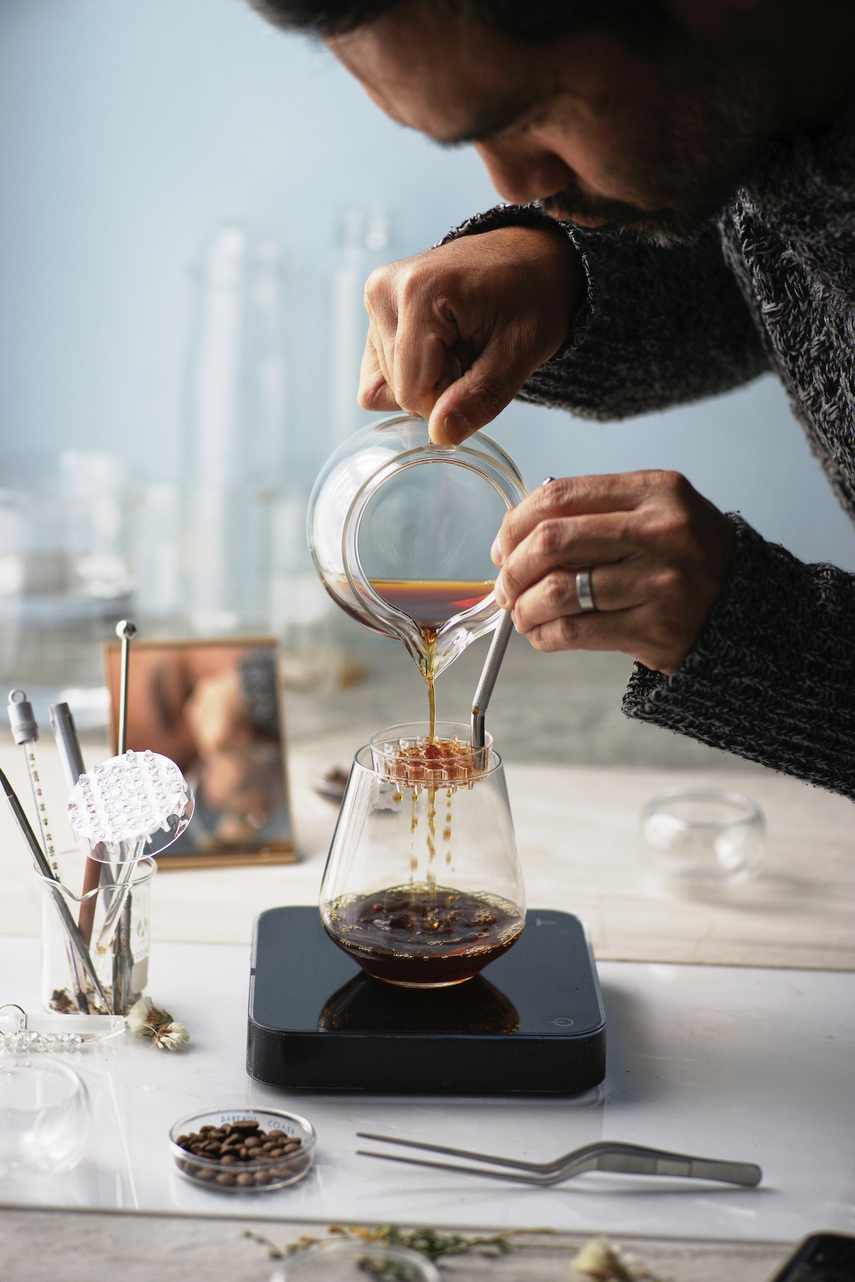  Outil de café Melodrip "width =" 1240 "height =" 1860 "/> </p>
<p> L'outil Melodrip est essentiellement comme un écran de douche pour le brassage de pourover; un plat de dispersion à poignée fait de clair Le plastique Tritan qui diffuse le flux singulier et relativement lourd d'une bouilloire dans une série de dribbles très doux. L'utilisateur tient le Melodrip aussi près du café que possible et le déplace tout en versant l'eau sur celui-ci, ce qui facilite même la saturation avec un Un minimum de perturbation. </p>
<p> Le but du Melodrip n'est pas de mettre le kibosh en agitation tout à fait, mais plutôt de le contrôler. Le problème avec la turbulence incidente, selon le développeur de Melodrip Ray Murakawa, est la "décharge de particules" ", C'est-à-dire de minuscules microfines qui peuvent ensuite passer par n'importe quel filtre, y compris les filtres en papier. La coupe suivante n'est pas aussi claire que possible, ce qui provoque ce que Murakawa – qui est nouveau dans la sphère professionnelle du café, mais un dépositaire analytique tout au long de la vie Ee de la brasserie – se caractérise par «blocage des récepteurs», un revêtement de ces microfines sur le palais du buveur qui bloque ou perturbe la perception de l'ensemble des spectres et des composés présents dans le café. </p>
<p> <img decoding=