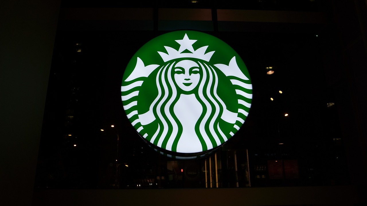  Starbucks logo store "width =" 1280 "height =" 720 "/> </p>
<p> Starbucks , La plus grande chaîne de café corporative au monde, appelle les partenaires de ses collaborateurs. Que vous voyiez cela avec le cynisme ou l'admiration, l'intention est claire: inculquer aux employés un sentiment d'appartenance à une équipe plus grande avec des valeurs partagées et Responsabilités. </p>
<p> Pour l'année écoulée, un partenaire de longue date de Starbucks a donné une voix courageuse aux partenaires qui pourraient ressentir leurs préoccupations au quotidien car les employés ne sont pas correctement traités au niveau de l'entreprise. Jaime Prater , Un partenaire de Starbucks du sud de la Californie qui déclare qu'il a été à la société pendant 10 ans, l'année dernière a mené une requête de coworker.org traitant de ce qu'il a perçu comme des coupures de main-d'œuvre mortelle. La pétition, qui a rassemblé Plus de 18 000 signatures, a déclaré: </p>
<blockquote>
<p> Notre objectif est simple. Nous voulons que Starbucks Corporate écoute ce que nous devons dire et comprenons que les pratiques de travail actuelles font du moral dans les magasins corporatifs. Les baristes ressentent la force des réductions de main-d'œuvre et le sous-emploi brut en raison de la nouvelle norme. Nous comprenons que les entreprises doivent être rentables pour survivre, nous l'obtenons. Ce qui se passe actuellement, c'est l'une des coupures de main-d'œuvre les plus extrêmes dans l'histoire de Starbucks. </p>
<p> Le moral est le plus bas que j'ai vu dans mes près de 9 ans de service avec Starbucks. Les clients se sentent le plus, de n'importe qui. </p>
</blockquote>
<p> La pétition traitait largement la couverture médiatique ainsi que l'attention de Starbucks. Le chef de la direction et le visage d'entreprise de la société, Howard Schultz et d'autres hauts responsables, ont parlé avec Prater pour discuter de ses préoccupations, et la société a rapidement dépassé les salaires, a doublé les prix des actions et a desserré le code vestimentaire dans tous ses magasins américains – bien que les changements n'étaient pas Nécessairement en réponse directe à la pétition. </p>
<p> La société a également débuté cette année son programme "North Star" de deux ans sous le PDG actuel Kevin Johnson, conçu pour engager des partenaires et recentrer l'entreprise sur ce qui rend l'expérience de Starbucks. Les mots de l'entreprise ont tout bien fonctionné. Voici un extrait de Business Insider: </p>
<blockquote>
<p> "Je pense qu'un facteur de différenciation clé pour Starbucks est ce lien émotionnel que nos partenaires ont pour ce que nous défendons, et le fait que nous sommes dans l'affaire de la connexion humaine, "Johnson a déclaré Business Insider lors d'une interview en mars. "À la fin de la journée, il y a une chose que chaque personne de cette planète a en commun, et c'est l'expérience humaine. … C'est une belle chose. »</p>
</blockquote>
<p> La société a récemment embauché un nouveau« Chief Partner Officer », apparemment dans le but d'explorer et d'améliorer les problèmes en cours avec le moral des employés. </p>
<p> Dans une lettre ouverte publiée hier, Prater a réaffirmé son plaidoyer auprès de Starbucks pour tenter de mieux comprendre les préoccupations de ses baristes, alors qu'il suggère que l'ordre du jour de North Star, la pénurie de personnel et la poussée vers l'ordonnancement mobile ont créé Le climat en magasin est tout sauf "beau". </p>
<blockquote>
<p> L'idée d'un conseiller principal est une chose merveilleuse, sans aucun doute. Starbucks est presque seul en tant qu'entreprise pour essayer de comprendre et travailler avec son personnel. Comme quelqu'un qui a parlé en 2016, les soins que j'ai reçus étaient et continuent d'être incroyables. Après que tout s'est éteint, de nouveaux salaires ont été annoncés, un changement dramatique dans le code vestimentaire et un bonus. J'avais surmonté et j'espérais que nous étions dans la bonne direction. Peut-être que nous étions. </p>
<p> Ce que je vois se produire maintenant, c'est une main-d'œuvre qui flambe sous le poids des attentes et des tâches. Mobile Order and Pay a radicalement changé le jeu chez Starbucks. Un magasin de cafétéria de quartier (sans fenêtre de commande) traite maintenant de l'impact d'un modèle d'affaires différent dans un système existant, ce qui entraîne une mort lente de l'expérience du café. Les magasins de café sont maintenant devenus soit un entraînement physique, soit un entraînement à distance. Ce qui était autrefois une atmosphère relaxante pour les clients s'est transformé en terrain de bataille de «qui est l'ordre que nous faisons d'abord?» Ou «Nous n'avons pas assez de temps.» </p>
</blockquote>
<p> La lettre va Pour exprimer avec éloquence le désir d'un véritable partenariat entre les employés de Starbucks et les employés de magasin, tout en abordant systématiquement les problèmes perçus avec les opérations en magasin, les communications des employés et le moral des employés. </p>
<p> Alors que Starbucks emploie environ 150 000 partenaires commerciaux aux États-Unis, nous nous attendons à ce que cette histoire soit en cours. Pour le compte rendu, les actions de Starbucks ont augmenté de 0,2 pour cent à 58,24 $ tôt jeudi après-midi. </p>
<p> <span id=