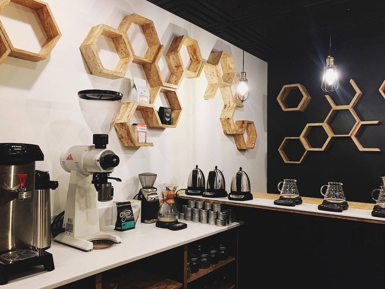  Strange Matter Coffee Lansing " Width = "1240" height = "930" /> </p>
<p> Nader a déclaré qu'ils utiliseraient la même formulation d'eau pour l'espresso et pour le brassage, et utiliseront ensuite cette même formulation lors de la prochaine boulangerie de l'entreprise, Sa recherche a indiqué qu'une composition similaire d'eau profite à la fois au café et aux pâtisseries. </p>
<p> La boulangerie fait partie du prochain grand mouvement de Strange Matter, car il envisage de déménager de son espace original de 1 000 pieds carrés et dans un espace environ deux fois plus grand dans le tout nouveau bâtiment construit à travers la rue. </p>
<div id=