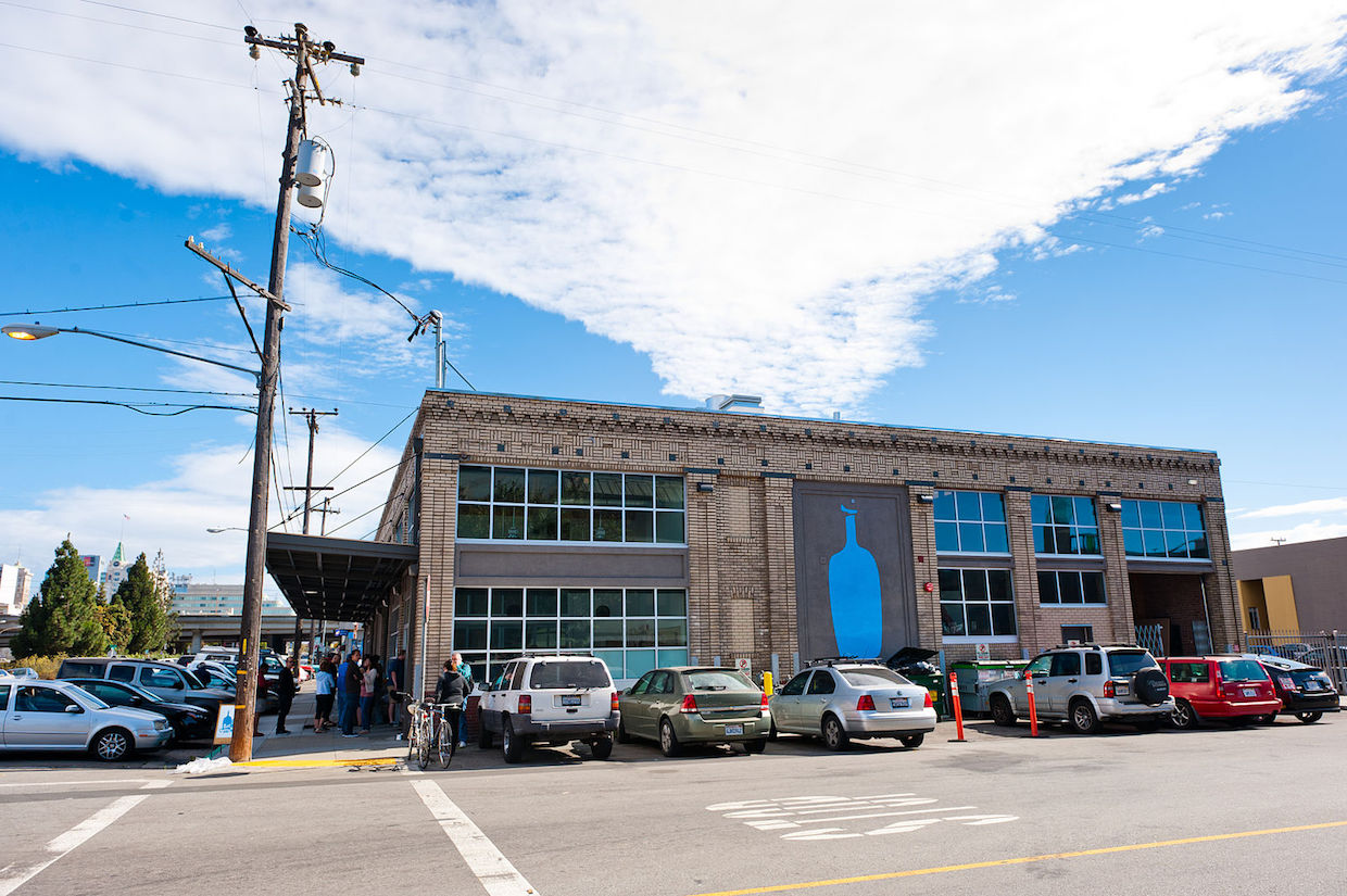  Blue bottle cafe "width =" 1240 "height =" 825 "/> </p>
<p> acquérant une participation majoritaire dans Blue Bottle Coffee, basée à Oakland, l'une des sociétés pétrolières de café du mouvement «troisième vague» axé sur la qualité. </p>
<p> L'investissement de Nestlé équivaut à une participation d'environ 68 pour cent dans l'entreprise, autour 500 000 $, selon un rapport du Financial Times. Ni Blue Bottle ni Nestlé n'ont divulgué les conditions financières de l'opération, même si tous deux ont annoncé aujourd'hui que la gestion actuelle de Blue Bottle restera en vigueur. </p>
<p> Cette gestion comprend Bryan Meehan, qui restera en tant que PDG, </acronym> et le fondateur James Freeman, qui a lancé le roastery il y a 15 ans dans son garage d'Oakland et est maintenant chef de produit. </p>
<p> L'entreprise – qui premier cha La participation de NGE en 2012 avec un investissement <a href=