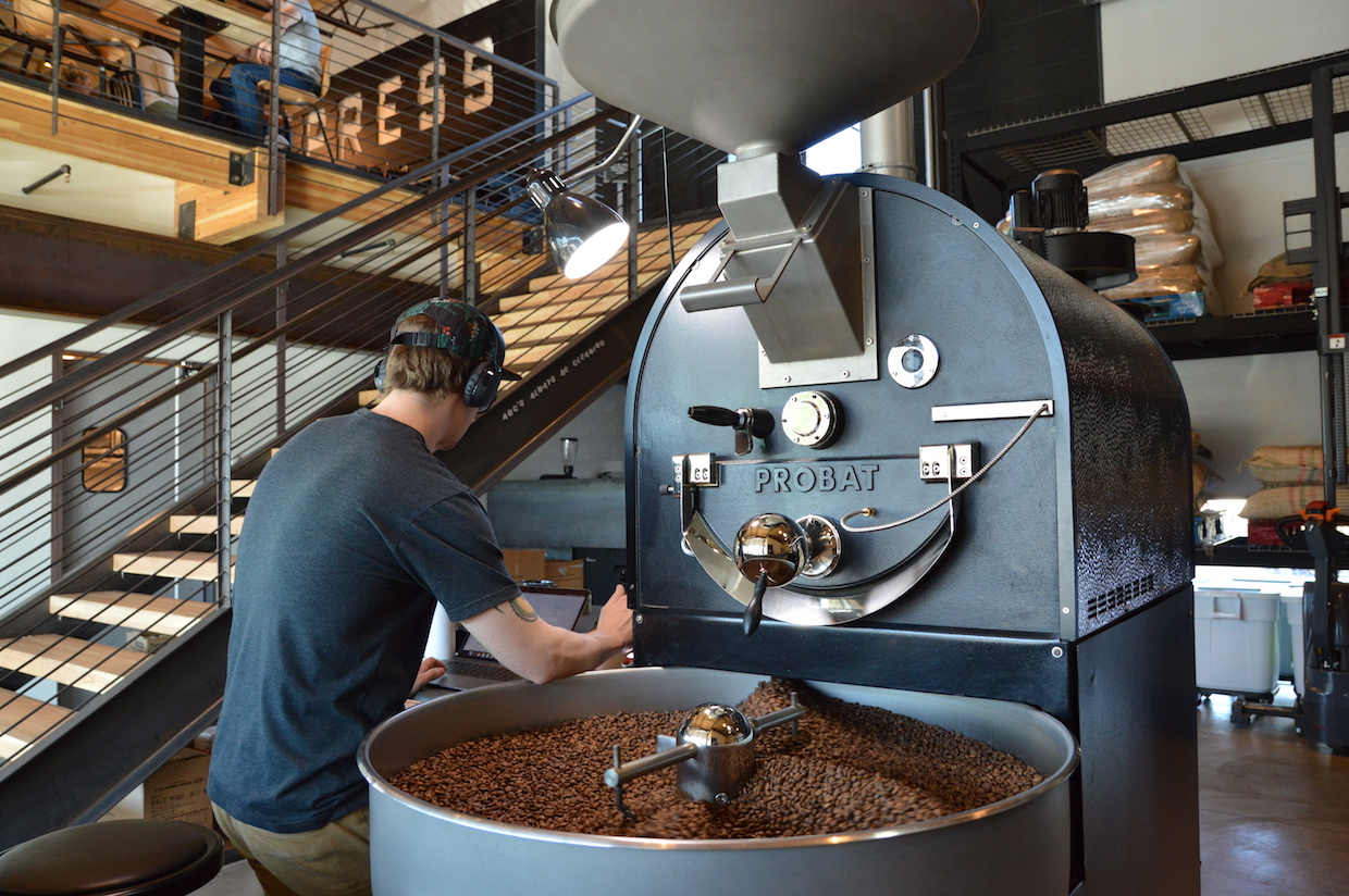 Press-Coffee-Phoenix "width =" 1240 "height =" 827 "srcset =" https://dailycoffeenews.com/wp-content/uploads/2020/02/Press-Coffee-Phoenix.jpg 1240w, https: // dailycoffeenews.com/wp-content/uploads/2020/02/Press-Coffee-Phoenix-300x200.jpg 300w, https://dailycoffeenews.com/wp-content/uploads/2020/02/Press-Coffee-Phoenix-620x414 .jpg 620w, https://dailycoffeenews.com/wp-content/uploads/2020/02/Press-Coffee-Phoenix-150x100.jpg 150w, https://dailycoffeenews.com/wp-content/uploads/2020/02/02 /Press-Coffee-Phoenix-768x512.jpg 768w "data-lazy-tailles =" (largeur max: 1240px) 100vw, 1240px "src =" https://dailycoffeenews.com/wp-content/uploads/2020/02/02 /Press-Coffee-Phoenix.jpg?is-pending-load=1 "srcset =" data: image / gif; base64, R0lGODlhAQABAIAAAAAAAP /// yH5BAEAAAAALAAAAAABAAEAAAIBRAA7 "/></p>
<p>Alors que la gamme de notation SCA pour les offres typiques de café de presse s'est toujours étendue de 82 à 94, la nouvelle désignation est l'occasion de mettre l'accent sur les offres les plus exceptionnelles à un moment où l'expérimentation de traitement agronomique et post-récolte est en augmentation dans les régions caféicoles. à travers le monde.</p>
<p>«Nous sommes très fiers de tous les cafés que nous apportons; cependant, nous trouvons parfois des cafés exceptionnellement bons que nous sommes ravis de partager avec nos clients », a déclaré le copropriétaire de Press Coffee, Alex Mason, au Daily Coffee News. «Lorsque nous avons ces cafés, nous voulons noter leur distinction de qualité en les séparant du reste de notre portefeuille.»</p>
<p>La première allocation, mise en vente le 15 mars en paquets de 6 onces pour 26 $, provient d'une micro-usine du centre du Costa Rica dont le terrain s'étend de 1 300 à 1 600 mètres d'altitude. Dans un communiqué de presse, l'entreprise a décrit le café comme présentant une acidité équilibrée avec une texture soyeuse et des notes de vanille, de baies et de cerises.</p>
<p><img loading=