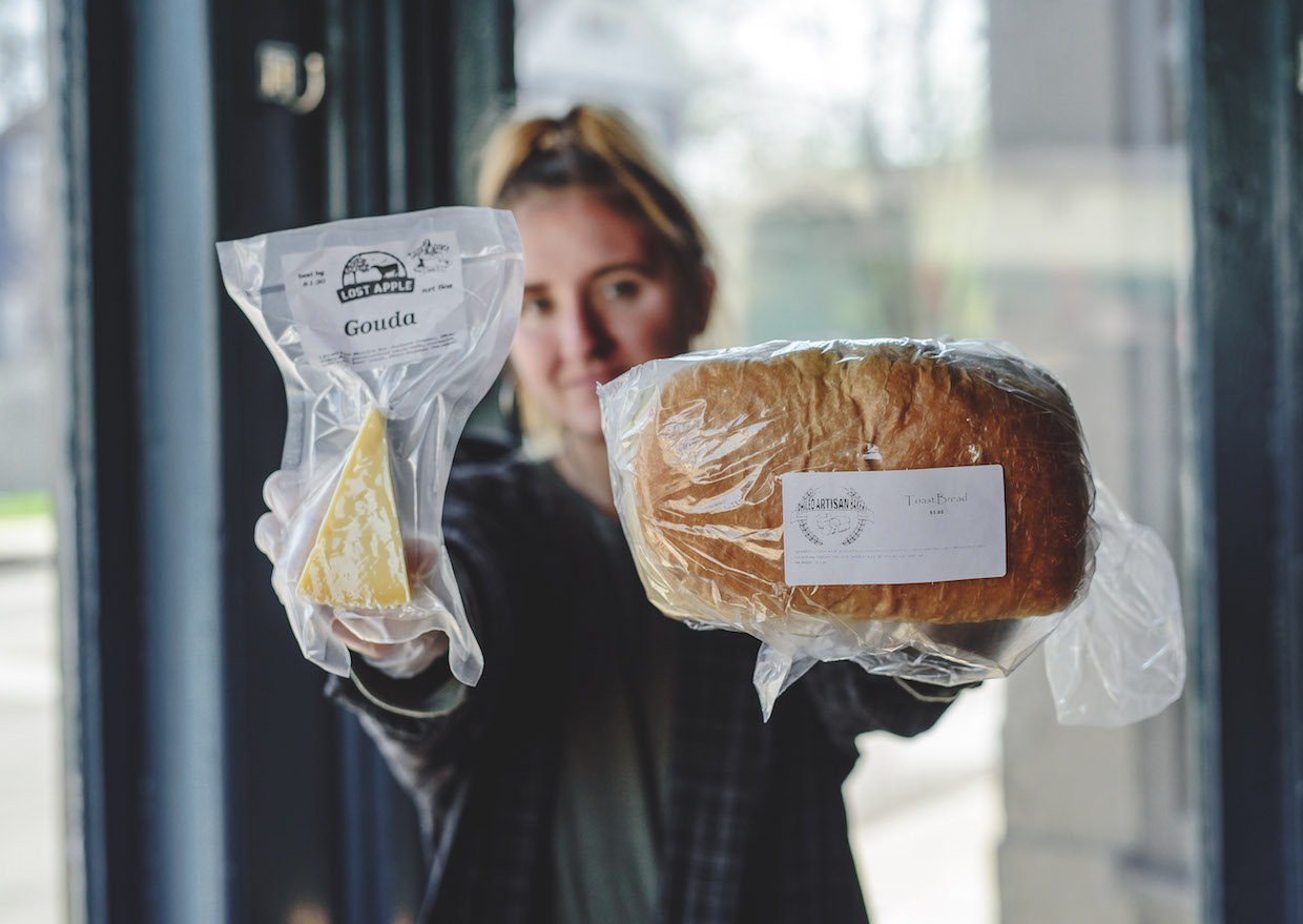 articles d'épicerie avec Ghostlight barista - crédit photo Abby Hofrichter